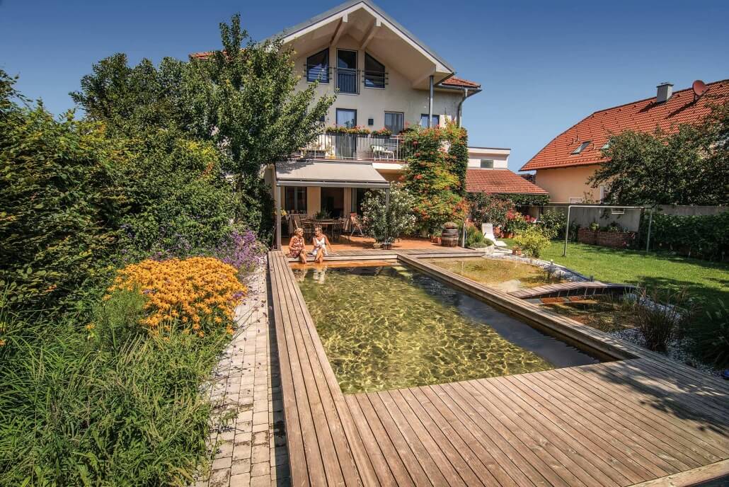 Holc Naturpool aus Holz in einem natürlichen Garten